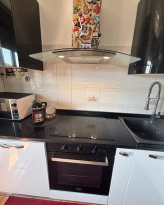 Cucina moderna con isola ed elettrodomestici