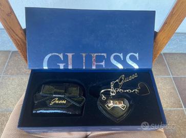 Set borsellino e portachiavi nero Guess