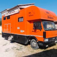 Camion trasporto 3 cavalli e camper leaving
