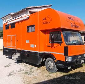 Camion trasporto 3 cavalli e camper leaving