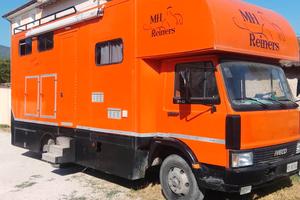 Camion trasporto 3 cavalli e camper leaving