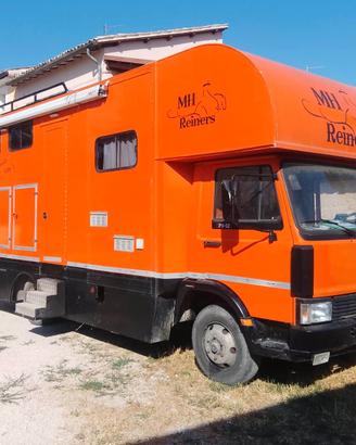 Camion trasporto 3 cavalli e camper leaving
