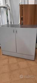 mobile in legno grigio con sportelli e ripiano