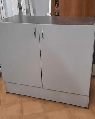 mobile in legno grigio con sportelli e ripiano