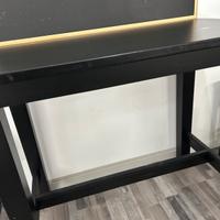 Tavolo bar e due sgabelli di legno