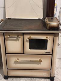 stufa nordica a legna con forno color cappuccino