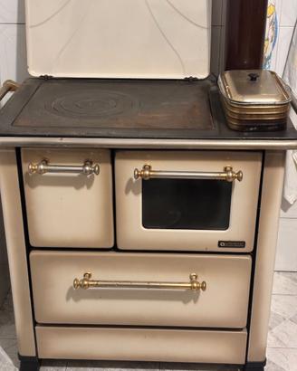 stufa nordica a legna con forno color cappuccino