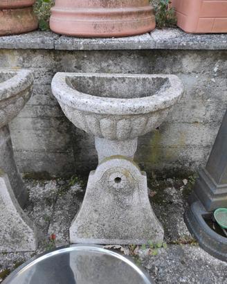 Fontana frontale in pietra