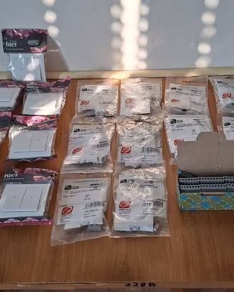 Stock materiale elettrico e di rete nuovo