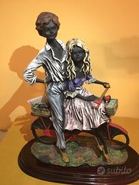Scultura coppia in bicicletta di Claudio Vivian