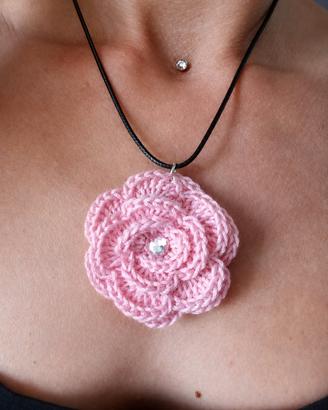 collana fiore uncinetto rosa