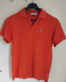 Versace polo con V ricamata e bottoni logati 