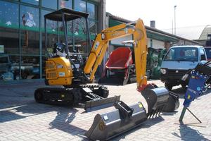 Miniescavatore Kato HD17VXE Attacco Martello Benne