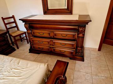 cassettiera con intarsi e decorazioni