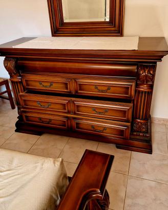 cassettiera con intarsi e decorazioni