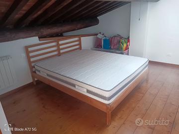Letto matrimoniale e tavolo in massello