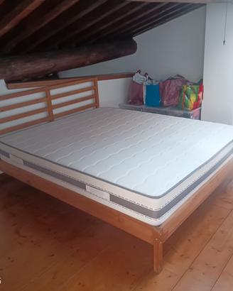 Letto matrimoniale e tavolo in massello