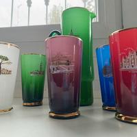 caraffa e 5 bicchieri vintage in vetro colorato