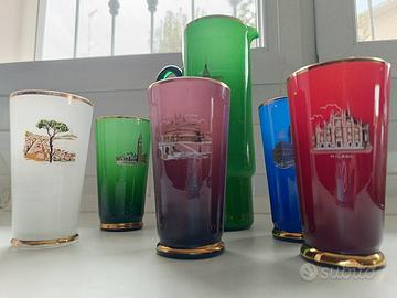 caraffa e 5 bicchieri vintage in vetro colorato