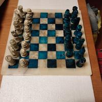 scacchiera in alabastro con scacchiera e pedine