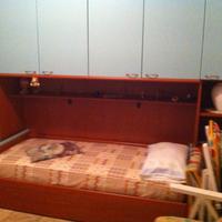 Armadio a ponte con 2 letti e 2 materassi 