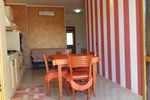 Appartamento con terrazzino fronte mare