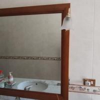 Specchio bagno con cornice in legno