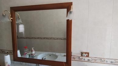 Specchio bagno con cornice in legno
