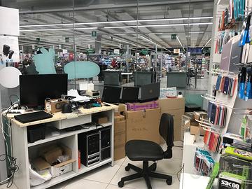 Arredamento negozio telefonia e PC