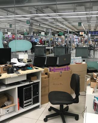 Arredamento negozio telefonia e PC