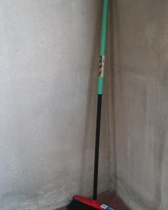 Scopa e paletta per le pulizie di casa