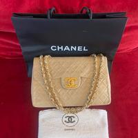 Borsa Chanel Classic in pelle lambskin beige