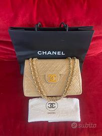 Borsa Chanel Classic in pelle lambskin beige
