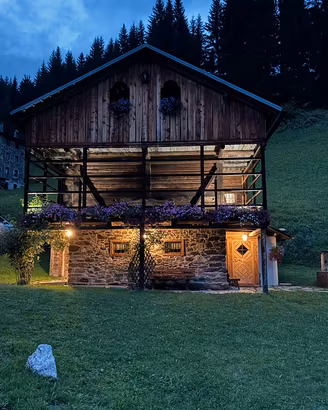 Baita romantica nelle Dolomiti