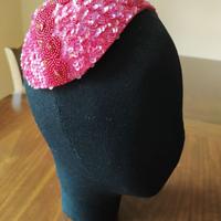 Acconciatura vintage con perline e paillettes 