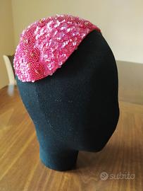 Acconciatura vintage con perline e paillettes 