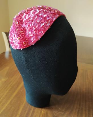 Acconciatura vintage con perline e paillettes 