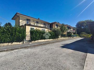 5 LOCALI A FOSSATO DI VICO