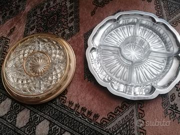 Coppia di vassoi vintage in vetro e metallo dorato