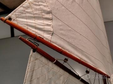BARCA A VELA IN LEGNO