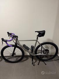 Bicicletta in titanio e carbonio