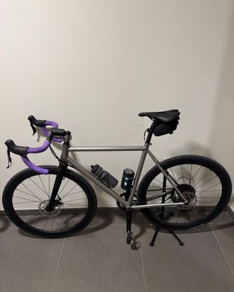 Bicicletta in titanio e carbonio