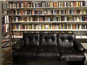 Divano nero in pelle , modello Coronado B&B Italia