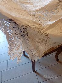 tovaglia da 12 in lino e filato e ricami a mano