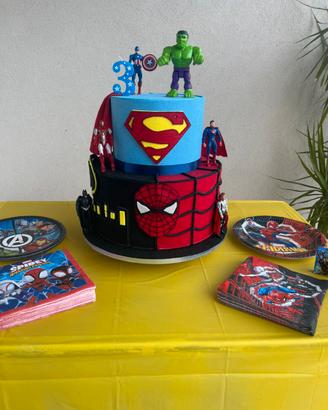 Torta finta tema Avengers