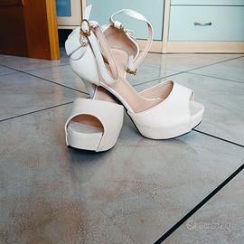 Scarpe bianche col tacco