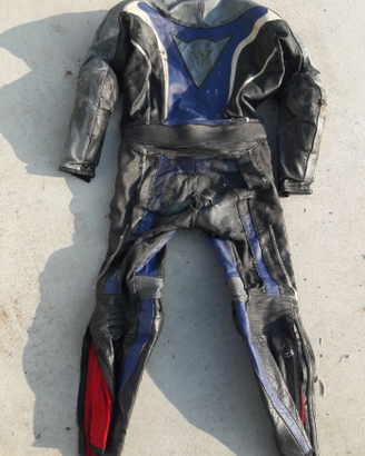 Tuta moto Dainese scarponi Diadora guanti Alpinest