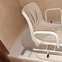 sedia girevole per vasca con braccioli