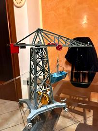 Gru mercury in metallo