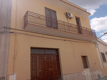 Appartamento primo piano con garage in via schiavo